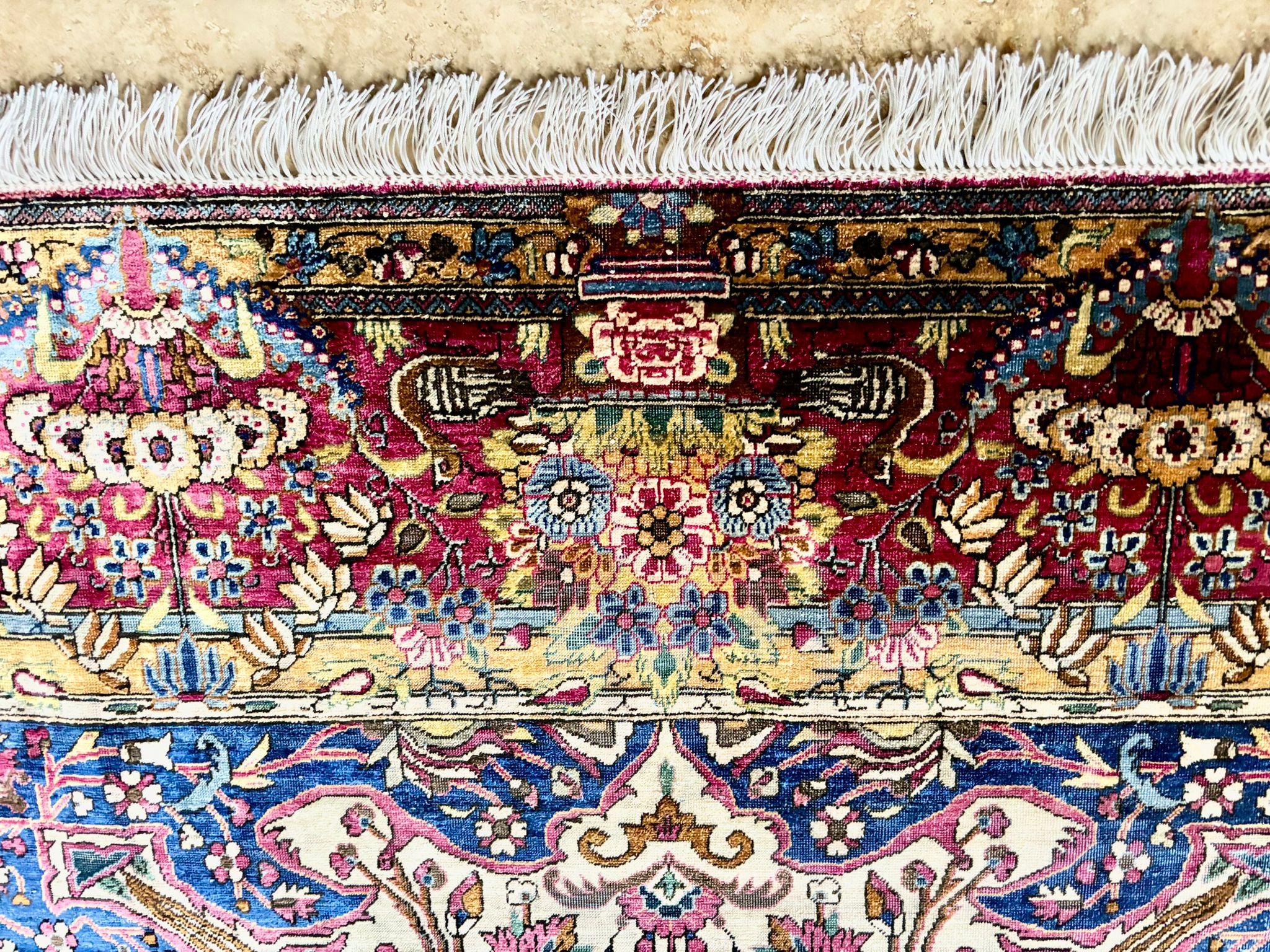 Lavage de tapis à la main en atelier
